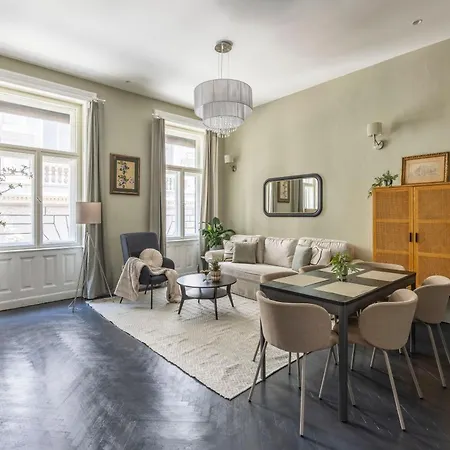 Charming Art Deco Style In The Heart Of Boedapest