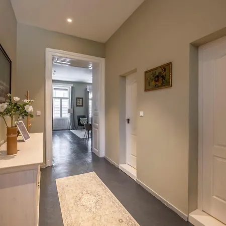 Charming Art Deco Style In The Heart Of Boedapest