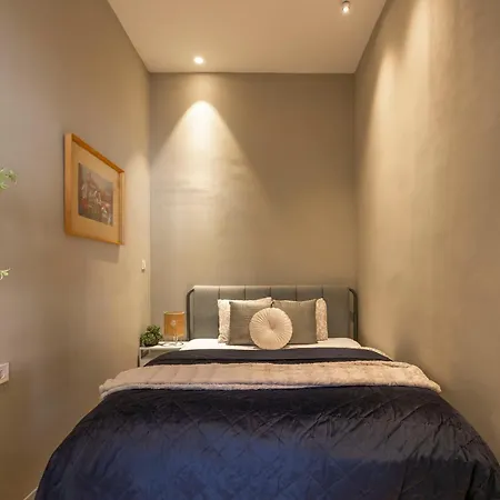 Charming Art Deco Style In The Heart Of דירה *