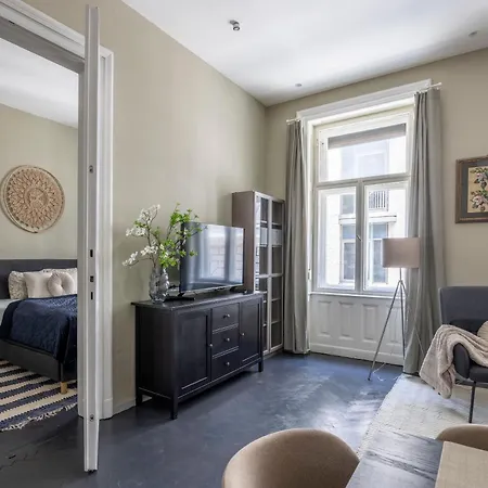 Charming Art Deco Style In The Heart Of *